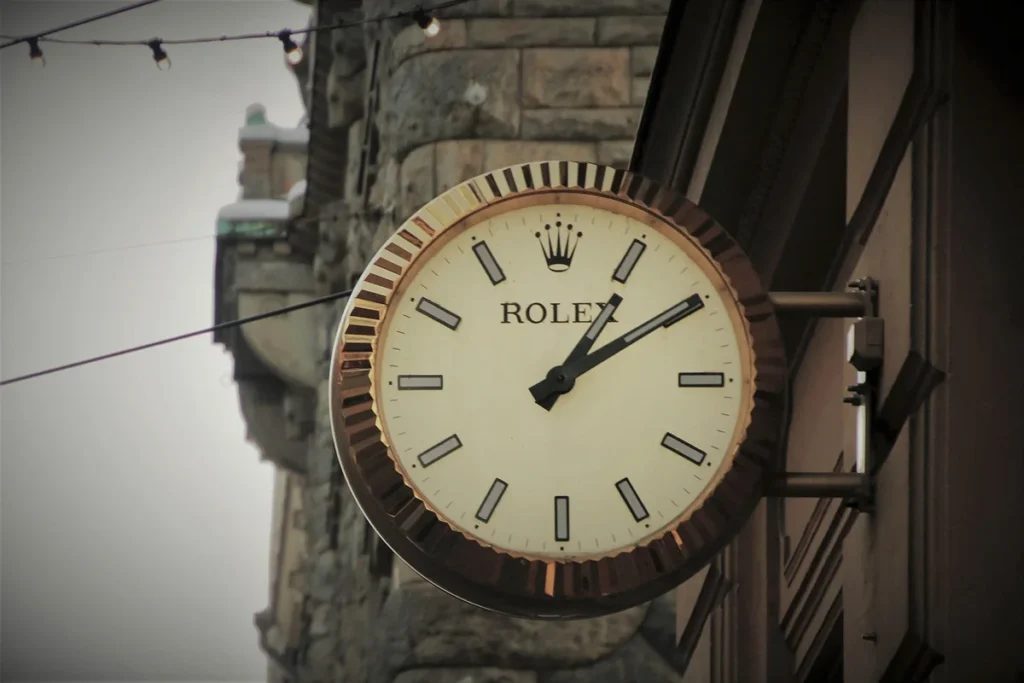 снимка на часовник rolex на стената на бутик за часовници